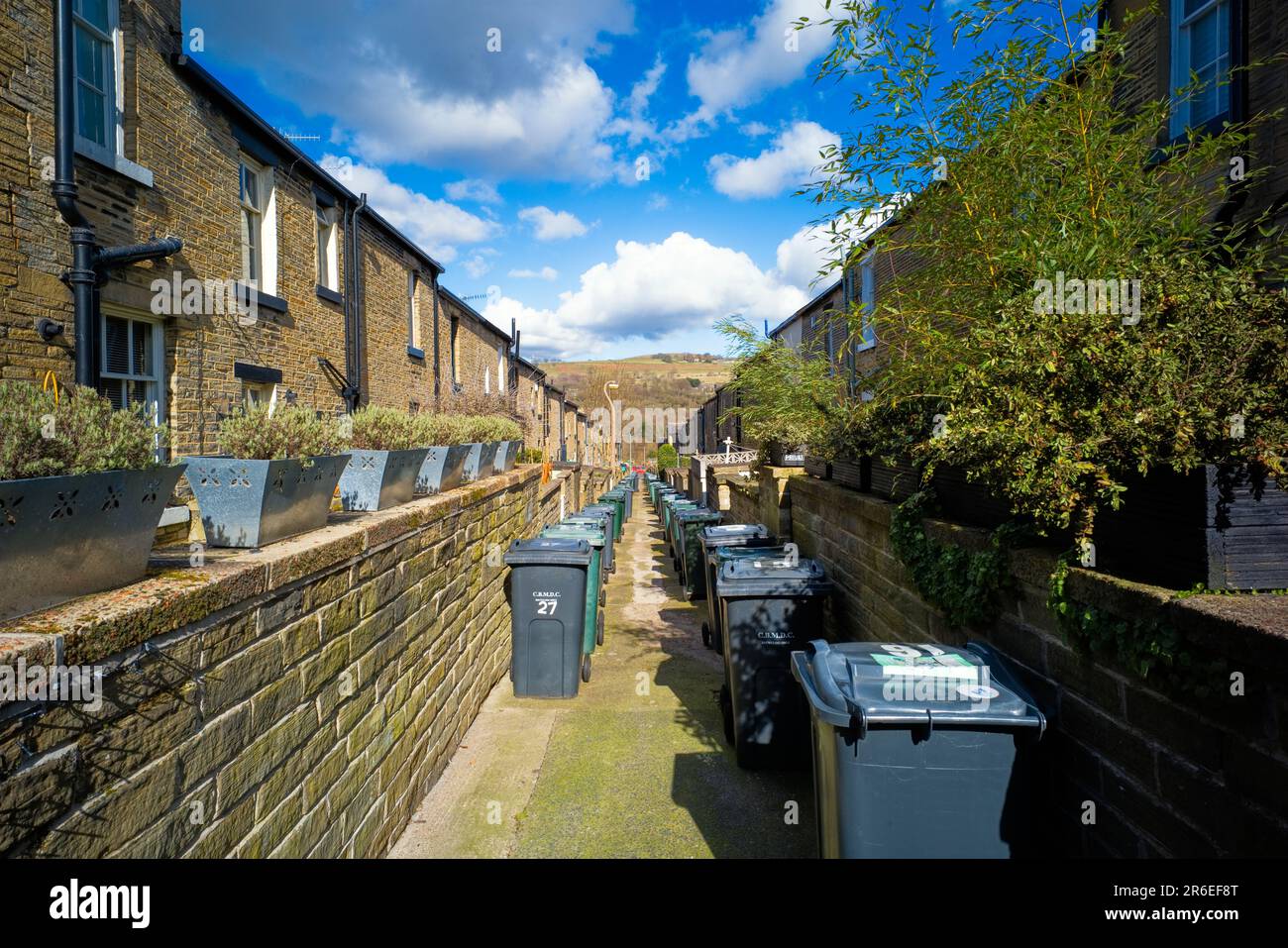 Mit Blick auf die Seitengasse der terrassenförmigen Häuser in Saltaire, Yorkshire Stockfoto