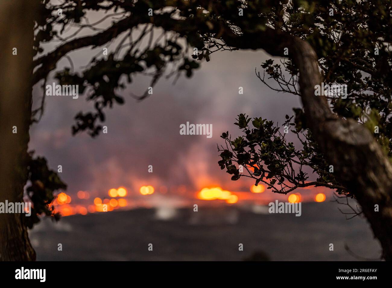 Kilauea, HI, USA. 7. Juni 2023. Lava bricht im Halema'uma'U-Krater des Vulkans Kilauea aus. Nach drei Monaten der Inaktivität setzte der Vulkan Kilauea am 7. Juni 2023 in Kilauea, HI, die Ausbrüche wieder ein. Kredit: Erik Kabik Photography/Media Punch/Alamy Live News Stockfoto