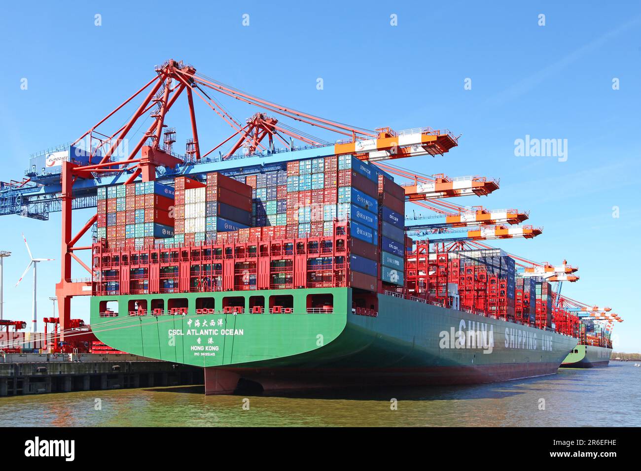 CSCL Atlantischer Ozean im Hamburger Hafen, der riesige CSCL-Atlantik (China Shipping) landete in Hamburg, Deutschland, 5. Mai 2016, Europa Stockfoto