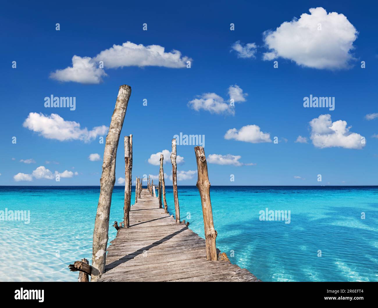 Holzpier auf der tropischen Insel, klares Meer und blauer Himmel Stockfoto