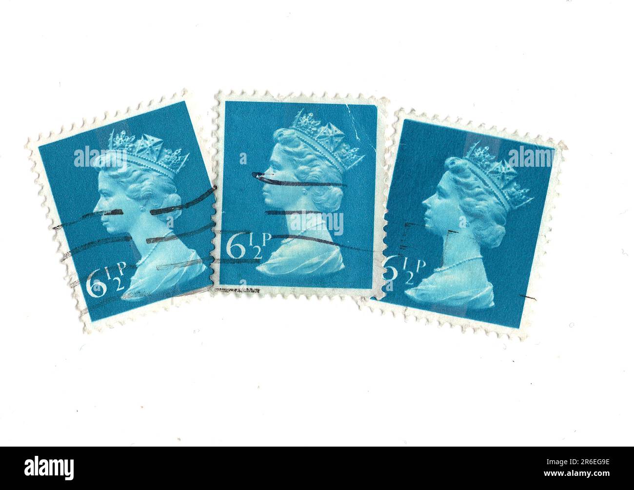 Eine Montage blauer 6,5p-Briefmarken aus Großbritannien mit einem Porträt von Königin Elizabeth II. Auf weißem Hintergrund. Stockfoto