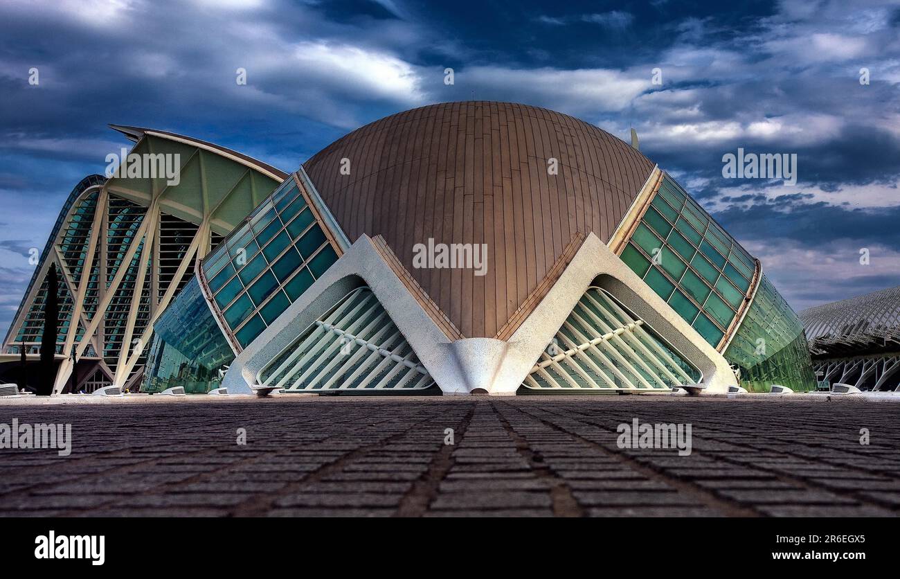 L'Hemisferic ist Teil der Ciudad de las Artes y las Ciencias, der Architekt Santiago Calatrava hat ein Denkmal für seine Heimatstadt Valencia mit gebaut Stockfoto