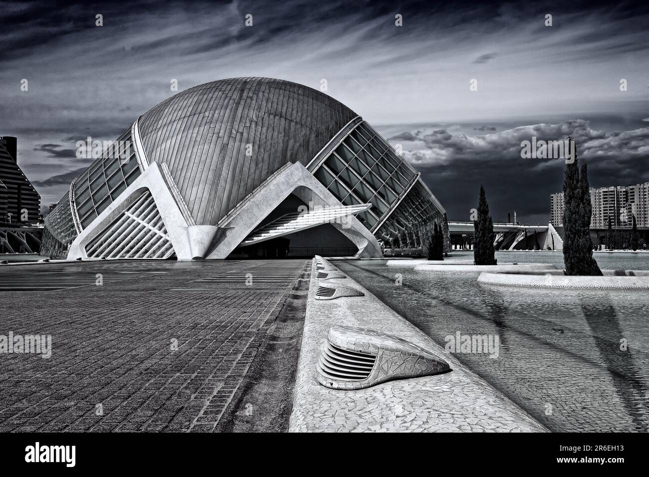 L'Hemisferic ist Teil der Ciudad de las Artes y las Ciencias, der Architekt Santiago Calatrava hat ein Denkmal für seine Heimatstadt Valencia mit gebaut Stockfoto