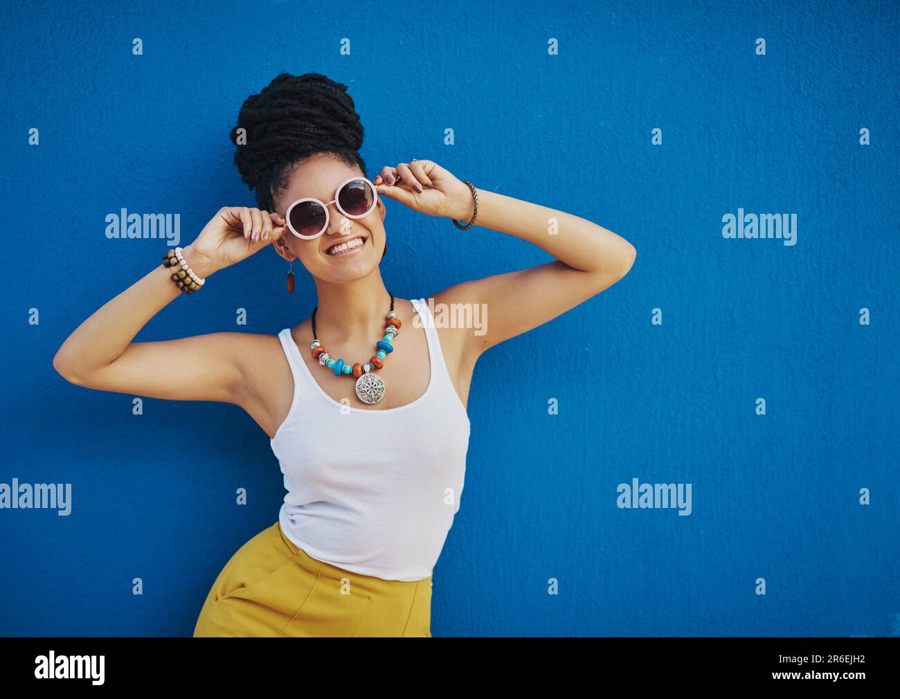 Mode, Sonnenbrille und Frauenporträt auf blauem Hintergrund, Wand- und Sommerstraßenbekleidung, trendige Kleidung oder Lampenmodelle. Mädchen, glücklich und aufgeregt Stockfoto