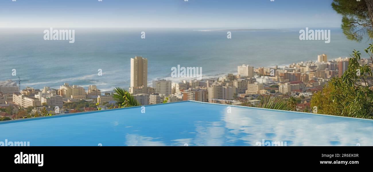 Reisen, Meer und Infinity-Pool in der Stadt im Urlaub und Hotelblick in Kapstadt ohne niemanden, Gebäude und urbanes Strandhotel. Stadtbild, Meer und Stockfoto