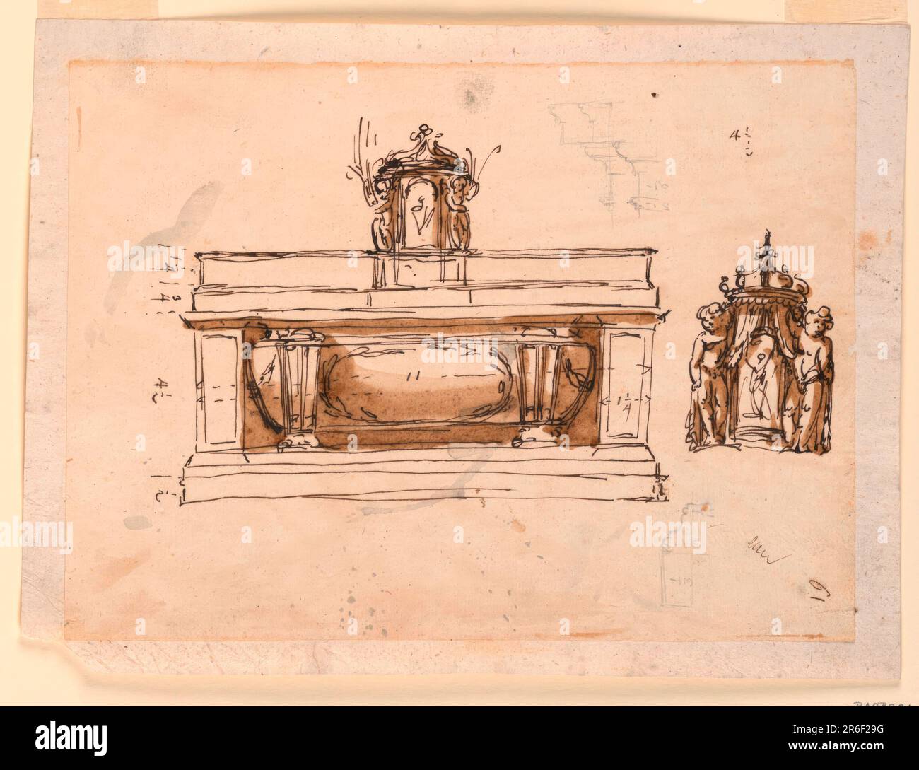 Der Sepulchrum steht als Sarkophag im Hohlraum der mensa, seitlich von Paneelen eingerahmt. In der Mitte des Möbelstücks erhebt sich der Tabernakel, mit seitlich zwei Engeln mit Kerzenhalterungen. Rechts neben dem mensa befindet sich ein weiteres Projekt für das Tabernakel. Es hat die Form eines Baldachins, der von einer Krone hängt, die von den Armen zweier stehender Engel gestützt wird, die den Vorhang mit ihren Händen öffnen. An der Tür scheint ein Kelch zu stehen. Die Dimensionen werden im Projekt auf der linken Seite beschrieben. Oben und unten finden Sie Bleistiftumrisse architektonischer Details mit einigen Abmessungen. Stift A Stockfoto