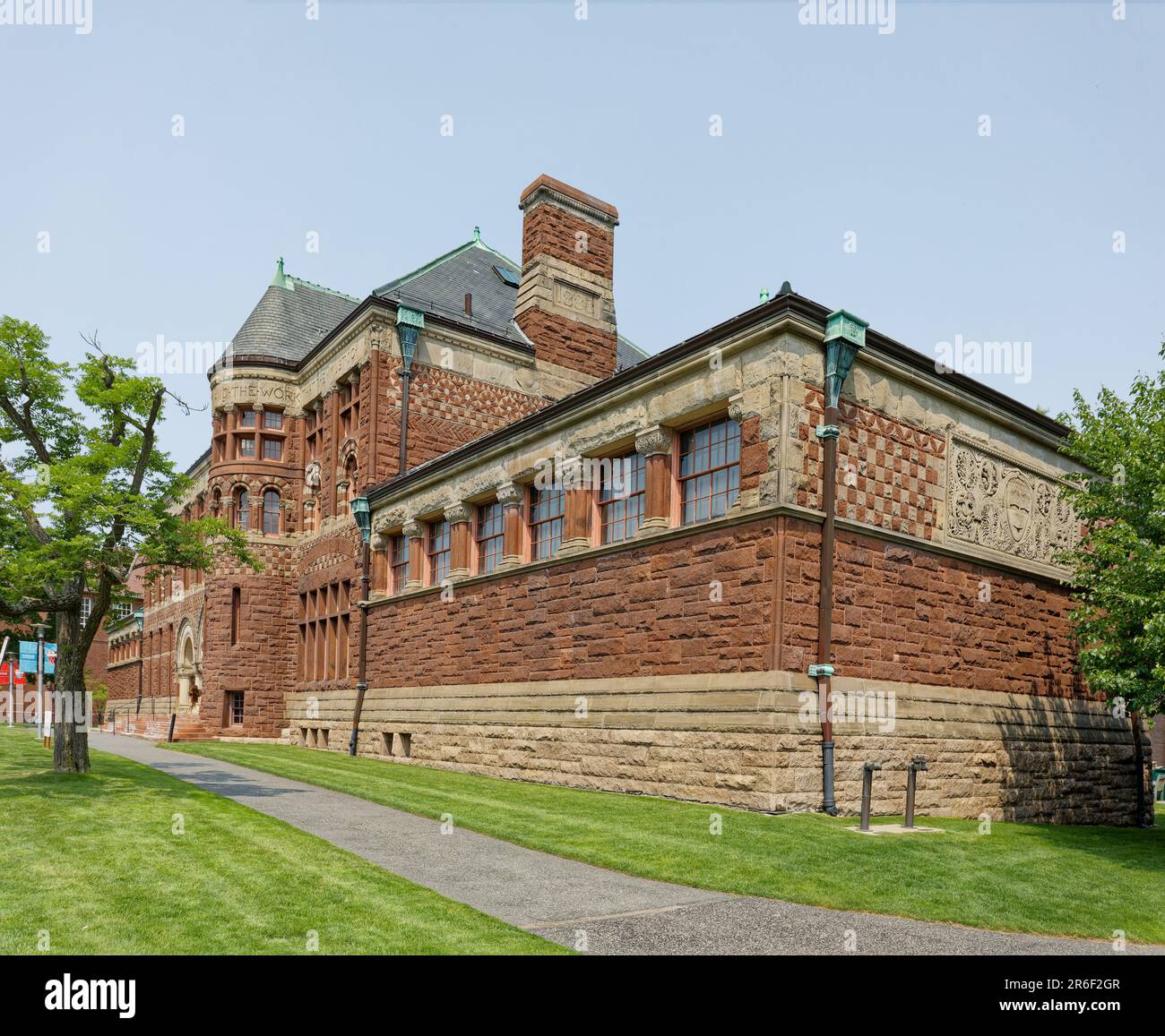 Henry H. Richardson entwarf die Austin Hall 1881 der Harvard Law School. Das Klassenzimmer-Gebäude ist natürlich im römischen Stil von Richardsonian gestaltet. Stockfoto