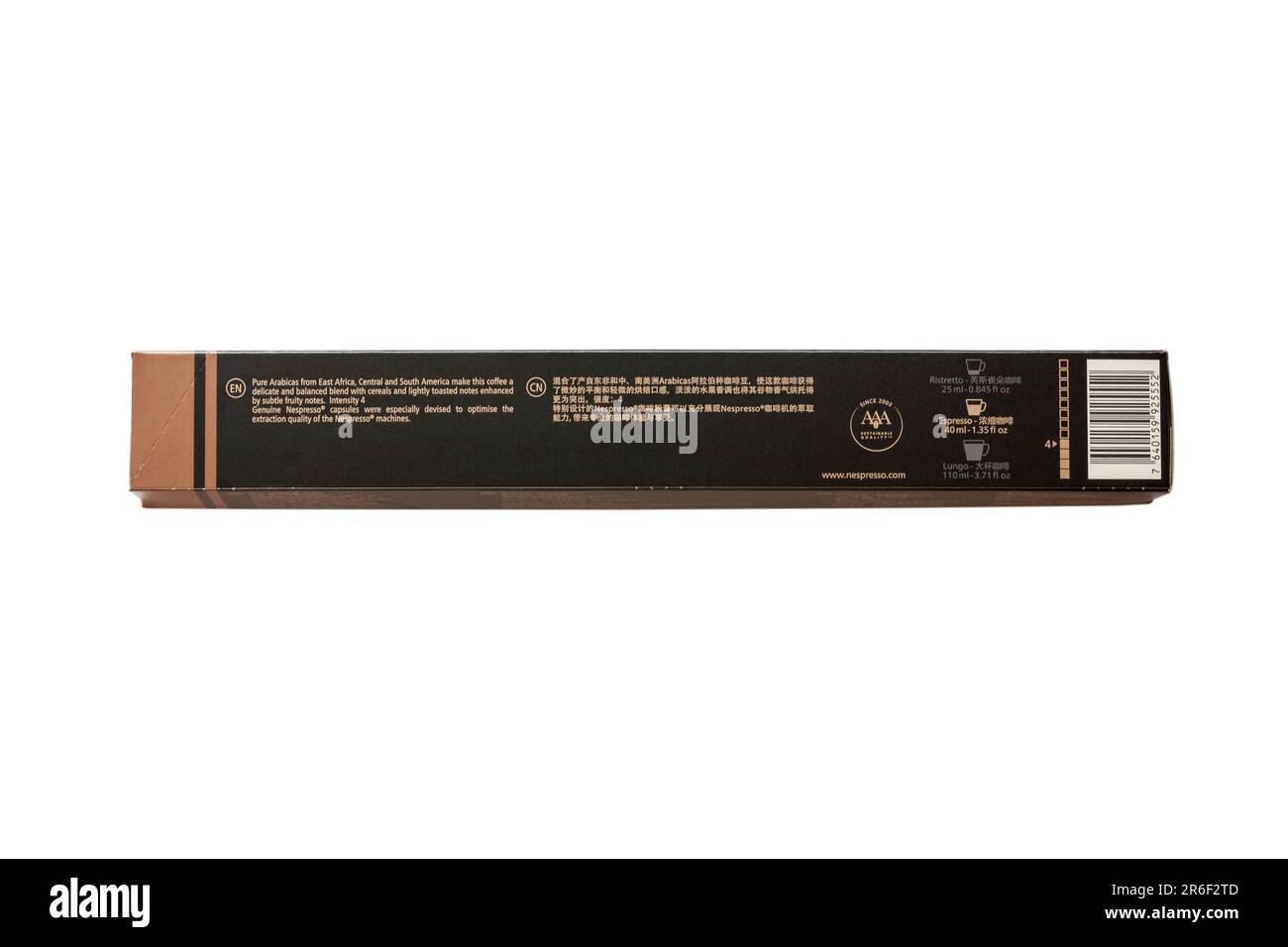 Beschreibung (siehe zusätzliche Informationen) auf der Rückseite der Schachtel mit Nespresso Cosi-Kaffeekapseln, isoliert auf weißem Hintergrund Stockfoto
