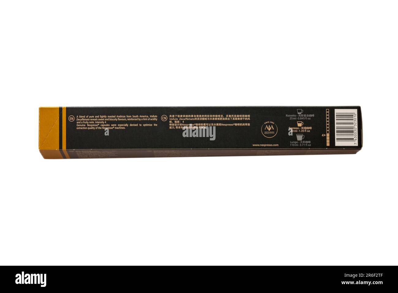 Beschreibung (siehe zusätzliche Informationen) auf der Rückseite der Packung mit Nespresso Volluto Decaffeinato Kaffeekapseln, isoliert auf weißem Hintergrund Stockfoto