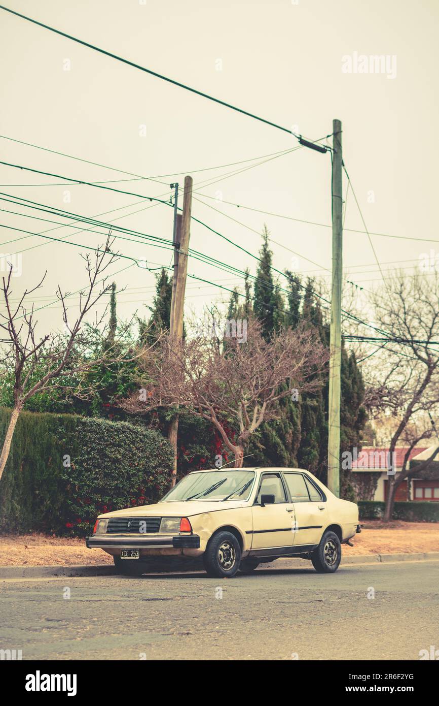 Ein alter weißer Renault 18 steht in einer Wohnstraße mit Stromleitungen im Hintergrund Stockfoto