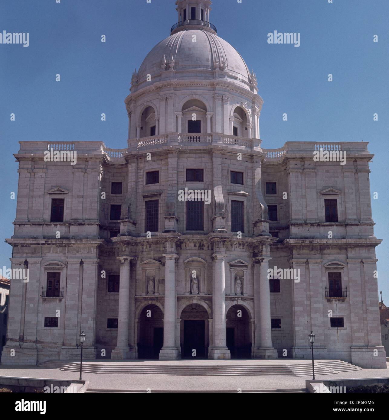 BASILICA DE STA ENGRACIA - S XVI- XVII FACHADA NEOCLASICA - FOTO AÑOS 60. LAGE: BASILICA DE SANTA ENGRACIA. LISBOA. PORTUGAL. Stockfoto