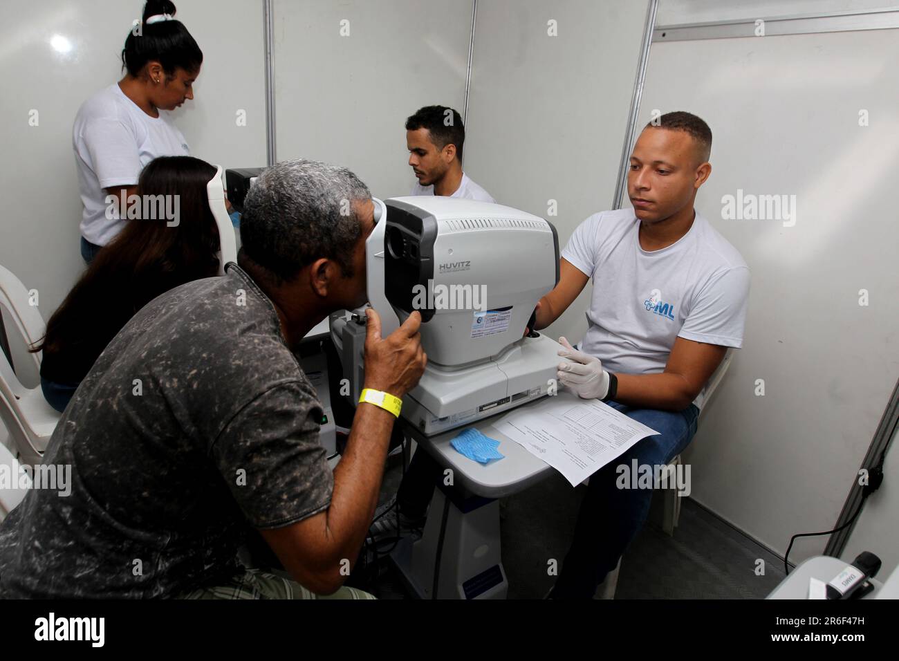 Itaberaba, bahia, brasilien - 3. juni 2023: Ältere Frau wird während einer Sprechstunde in einer Augenarztpraxis während einer Gesundheitsmesse gesehen. Stockfoto