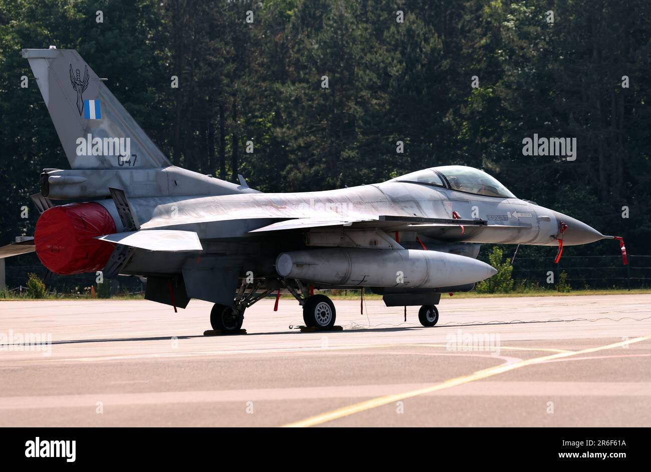 Graben, Deutschland. 09. Juni 2023. Ein griechisches Kampfflugzeug der Air Force F-16 steht an einem Medientag für das Manöver der International Air Force „Air Defender 2023“ auf dem Luftstützpunkt. Kredit: Karl-Josef Hildenbrand/dpa/Alamy Live News Stockfoto