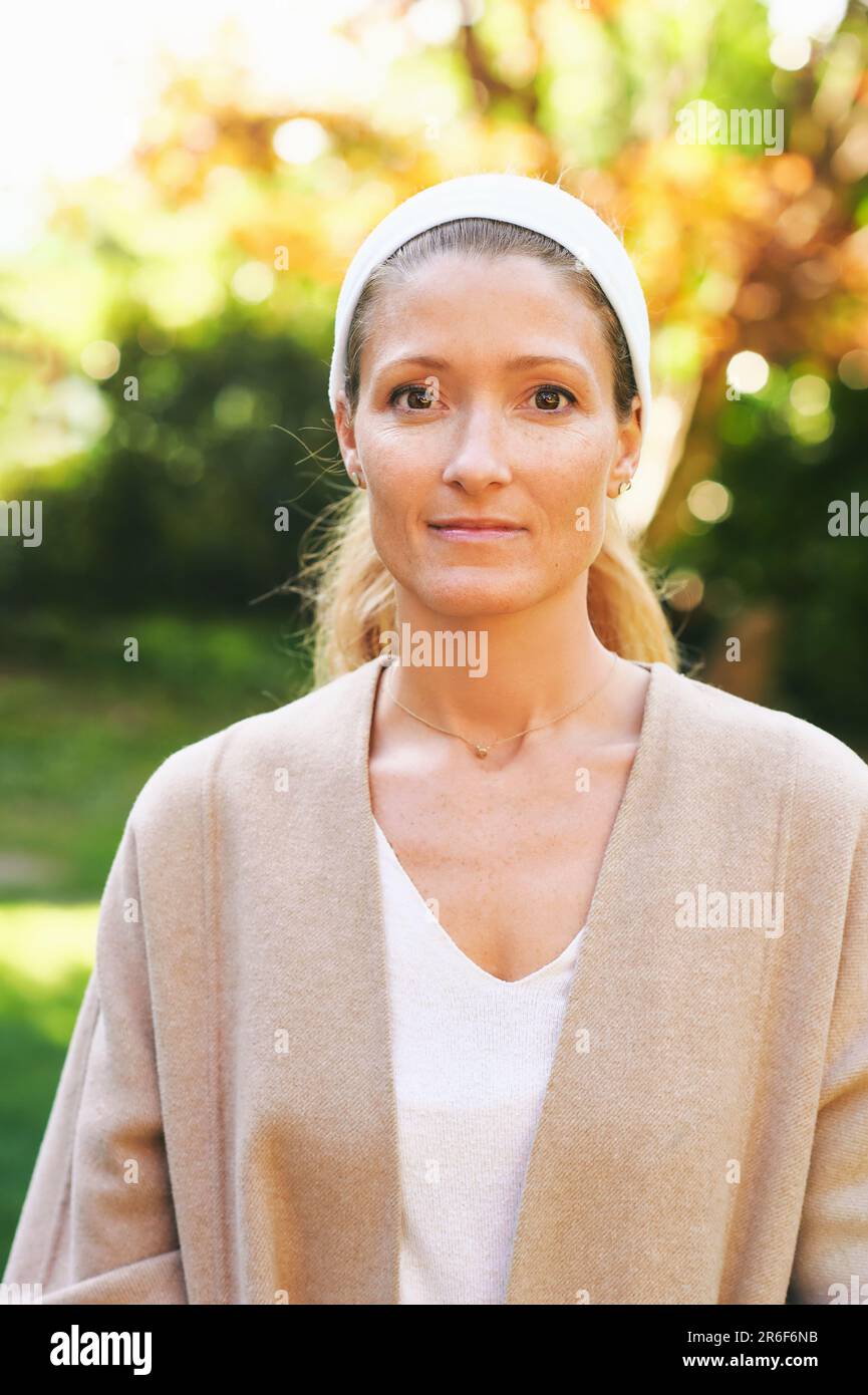 Außenporträt einer schönen Frau im sonnigen Park Stockfoto