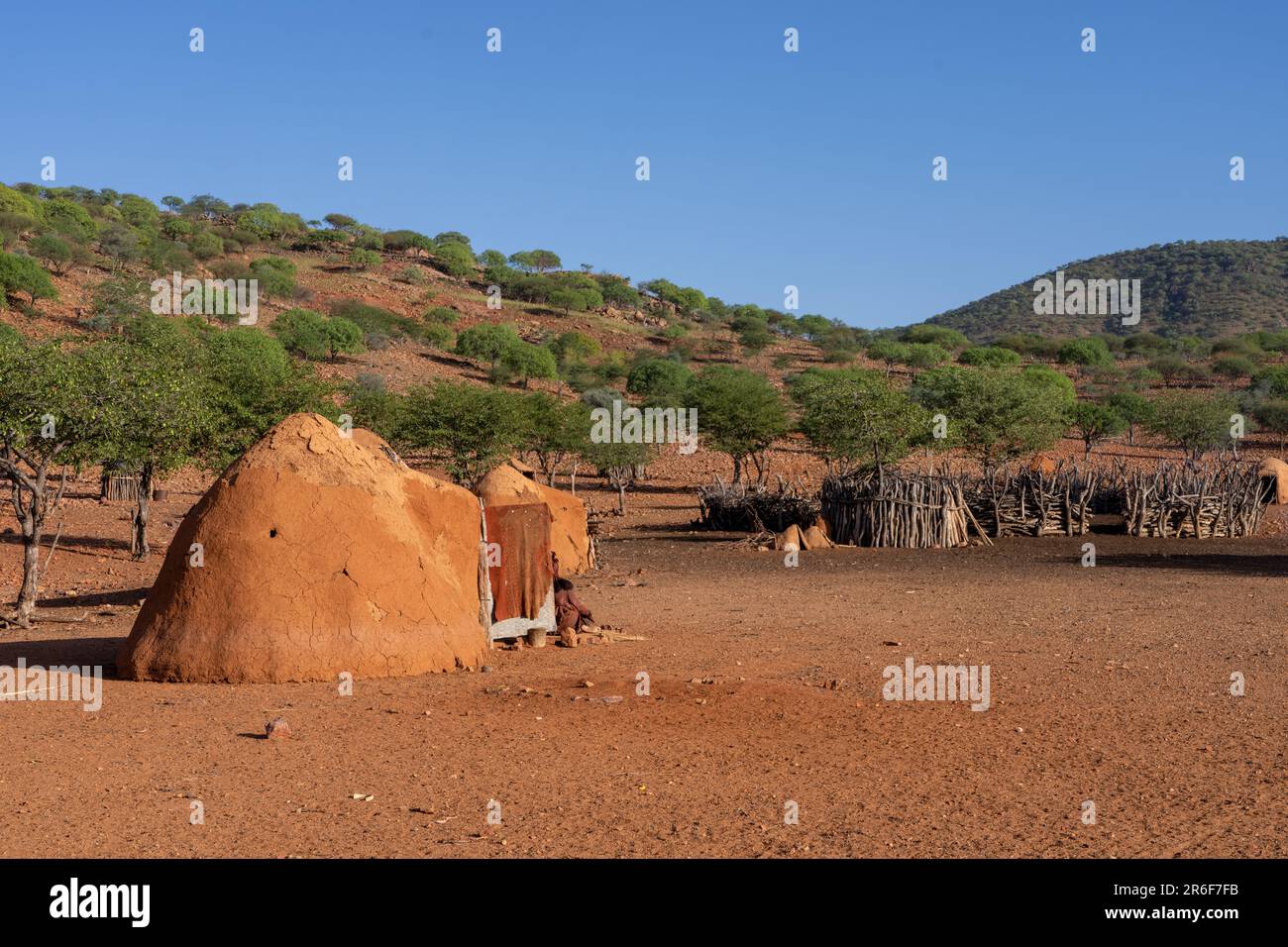 Dorf des Himba-Stammes, Kaokoveld, Namibia, Afrika. Der rohe Holzschuppen wird zur Lagerung von Getreide oder Vieh verwendet. Die Himba (Singular: OmuHimba, plura Stockfoto