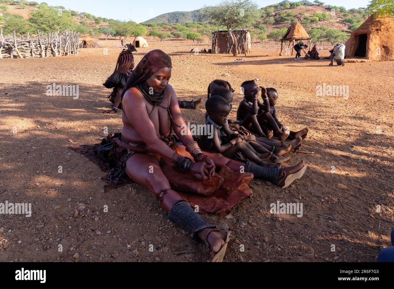 Himba-Frauen, Kaokoland, Namibia, Afrika die Himba (Singular: OmuHimba, Plural: Ovahimba) sind ein indigenes Volk mit einer geschätzten Bevölkerung von über Stockfoto