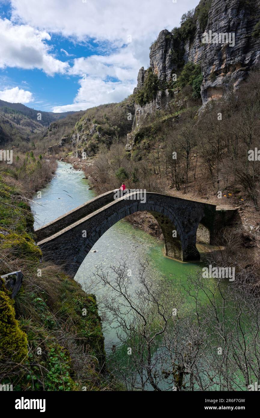 Blick auf die traditionelle Missiou-Brücke aus Stein in Zagori von Epirus, Griechenland Stockfoto