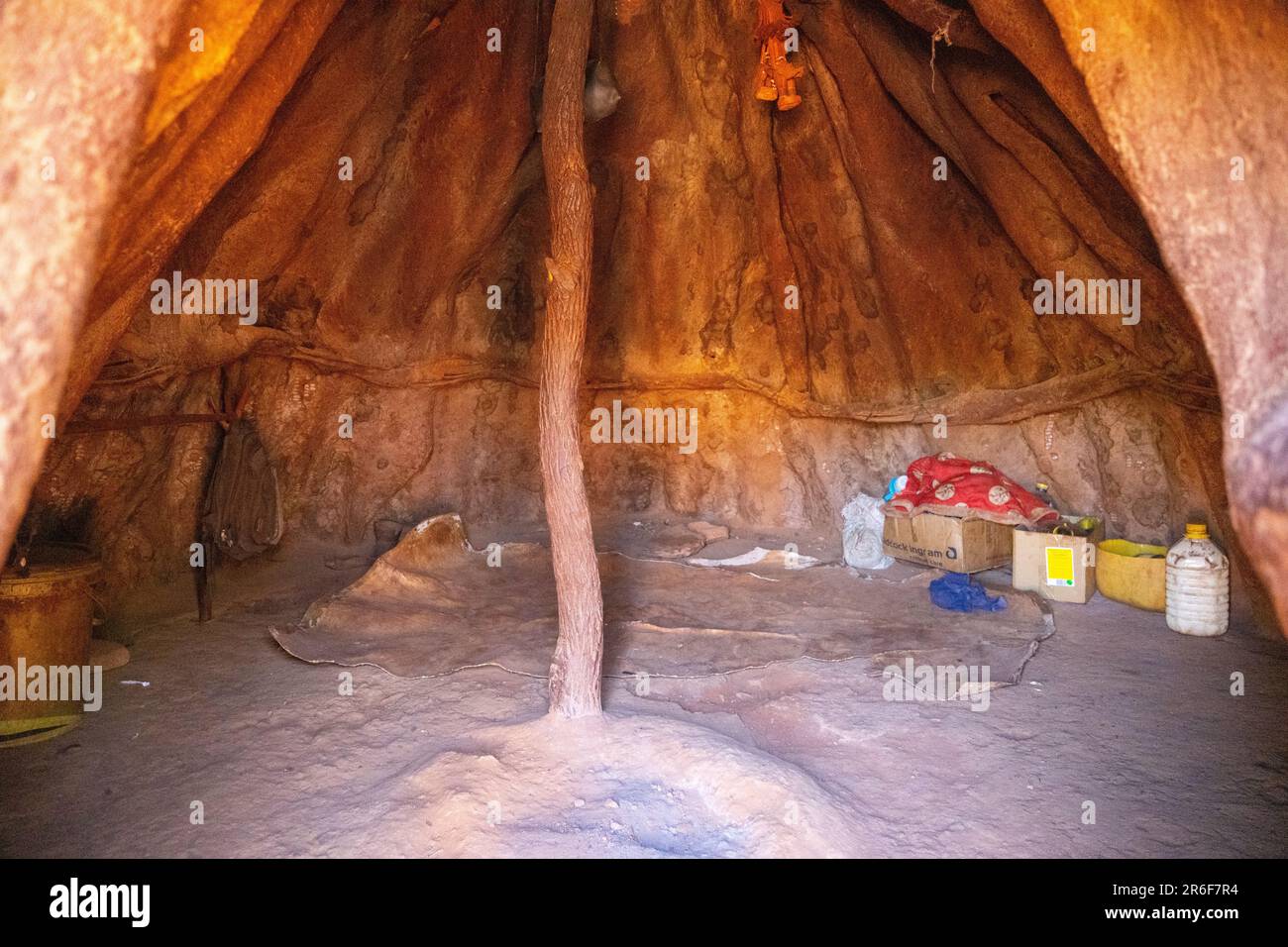 Das Innere einer Wohnung in einem Dorf eines Himba-Stammes, Kaokoveld, Namibia, Afrika. Die Himba (Singular: OmuHimba, Plural: Ovahimba) sind ein indigenes Volk Stockfoto