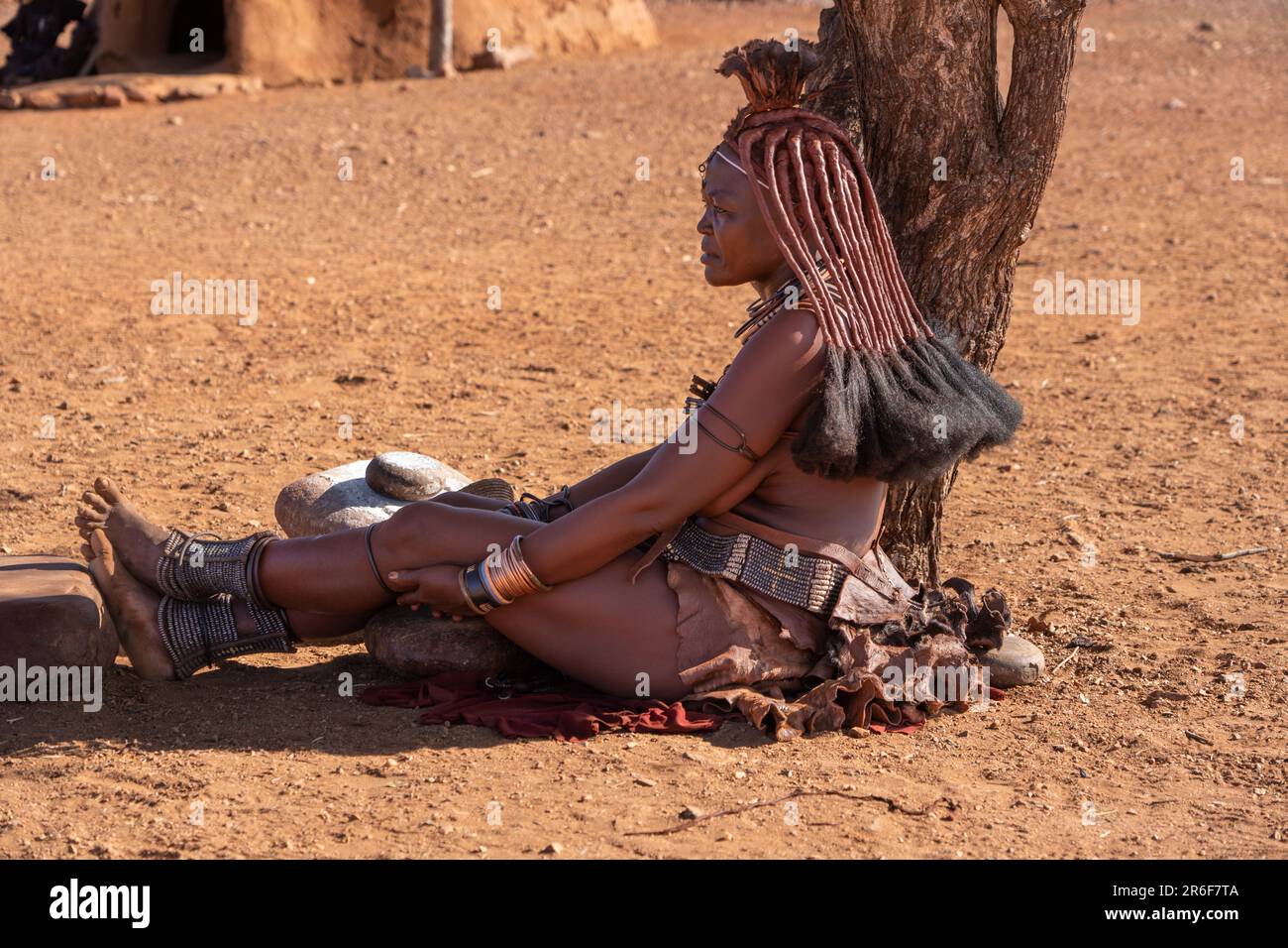 Himba-Frauen, Kaokoland, Namibia, Afrika die Himba (Singular: OmuHimba, Plural: Ovahimba) sind ein indigenes Volk mit einer geschätzten Bevölkerung von über Stockfoto