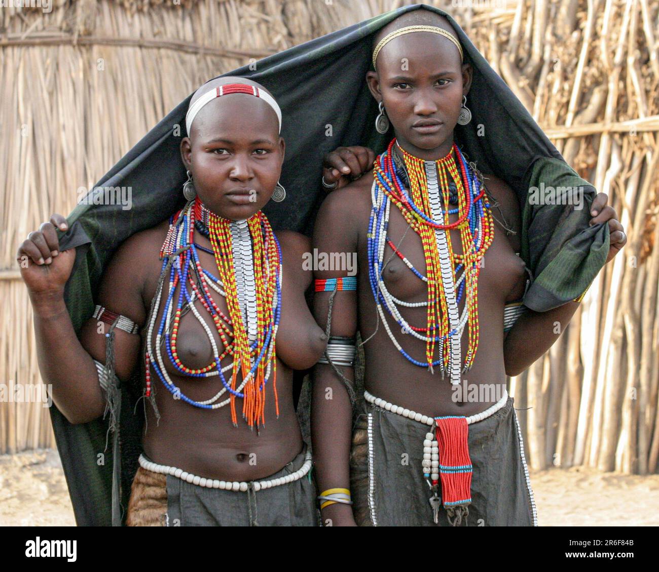 Mitglieder des Arbore-Stammes, die im Omo-Tal, Äthiopien, Stockfoto