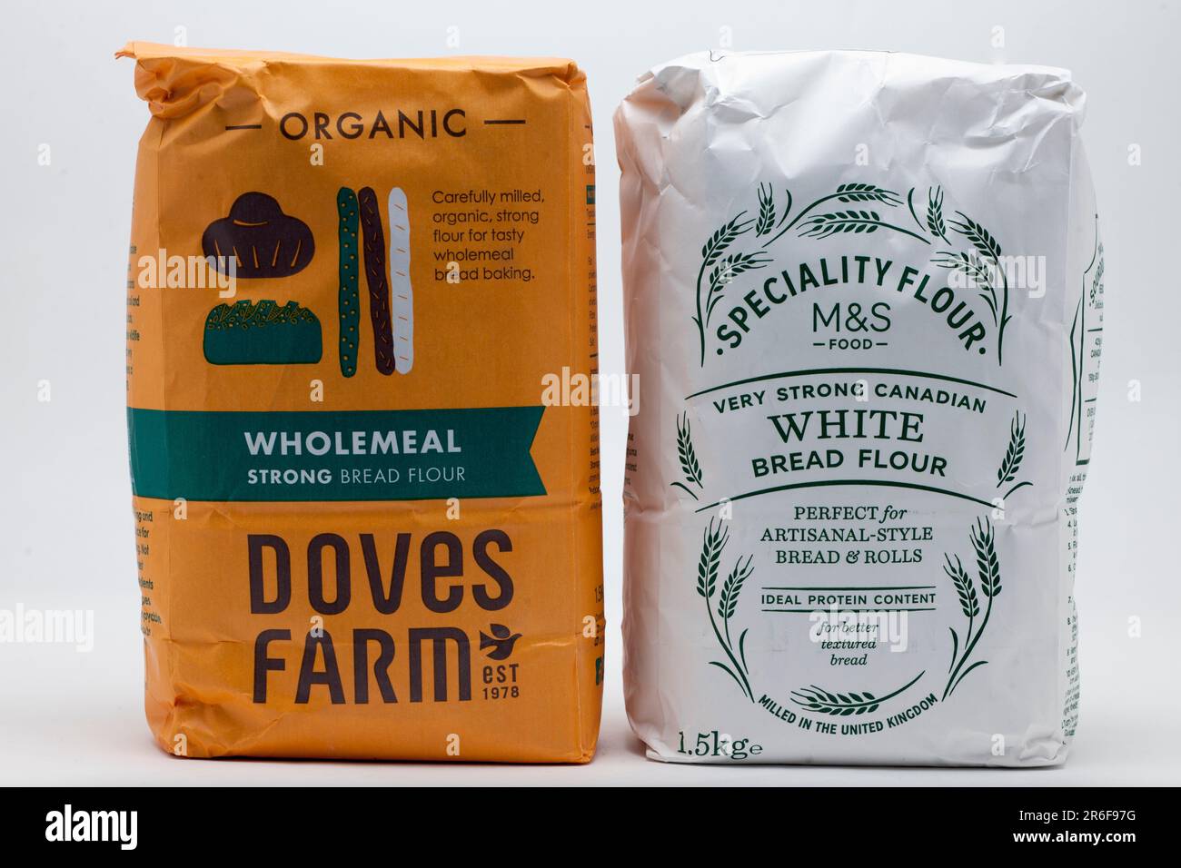 Zwei Beutel mit 1,5kg g Mehl Doves Farm Bio Vollkornmehl und M&S sehr starkes kanadisches Spezial Weißbrotmehl Stockfoto