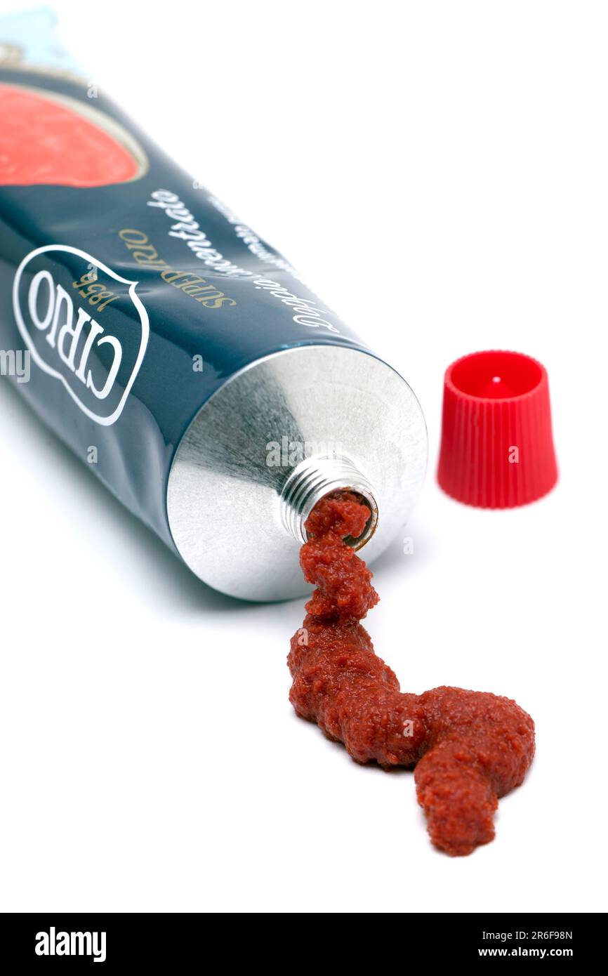 Tube mit SuperCirio-Tomatenpüree-Konzentrat Stockfoto