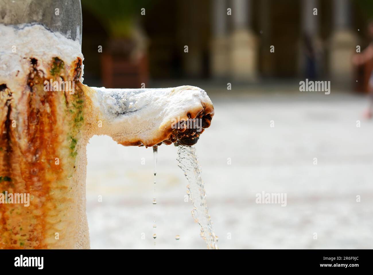 Heilendes Thermalwasser aus heißen Mineralquellen im berühmten Kurort Karlsbad, Tschechische Republik Stockfoto