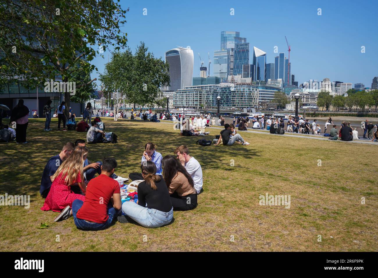 London UK. 9 . Juni 2023 . Menschen, die an einem heißen und sonnigen Tag die Sonne am Londoner Flussufer genießen. Die britische Gesundheitssicherheitsbehörde und das MET-Büro haben die erste Hitze-Gesundheit-Warnung des Jahres in sechs Regionen veröffentlicht, darunter London, da aufgrund der Ankunft einer „iberischen Flöte“, die warme Luft aus Spanien bringen wird, für das Wochenende Temperaturen von 30C °C (86F °C) prognostiziert werden. Kredit: amer Ghazzal/Alamy Live News Stockfoto