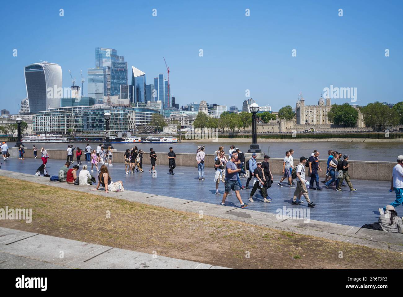 London UK. 9 . Juni 2023 . Menschen, die an einem heißen und sonnigen Tag die Sonne am Londoner Flussufer genießen. Die britische Gesundheitssicherheitsbehörde und das MET-Büro haben die erste Hitze-Gesundheit-Warnung des Jahres in sechs Regionen veröffentlicht, darunter London, da aufgrund der Ankunft einer „iberischen Flöte“, die warme Luft aus Spanien bringen wird, für das Wochenende Temperaturen von 30C °C (86F °C) prognostiziert werden. Kredit: amer Ghazzal/Alamy Live News Stockfoto