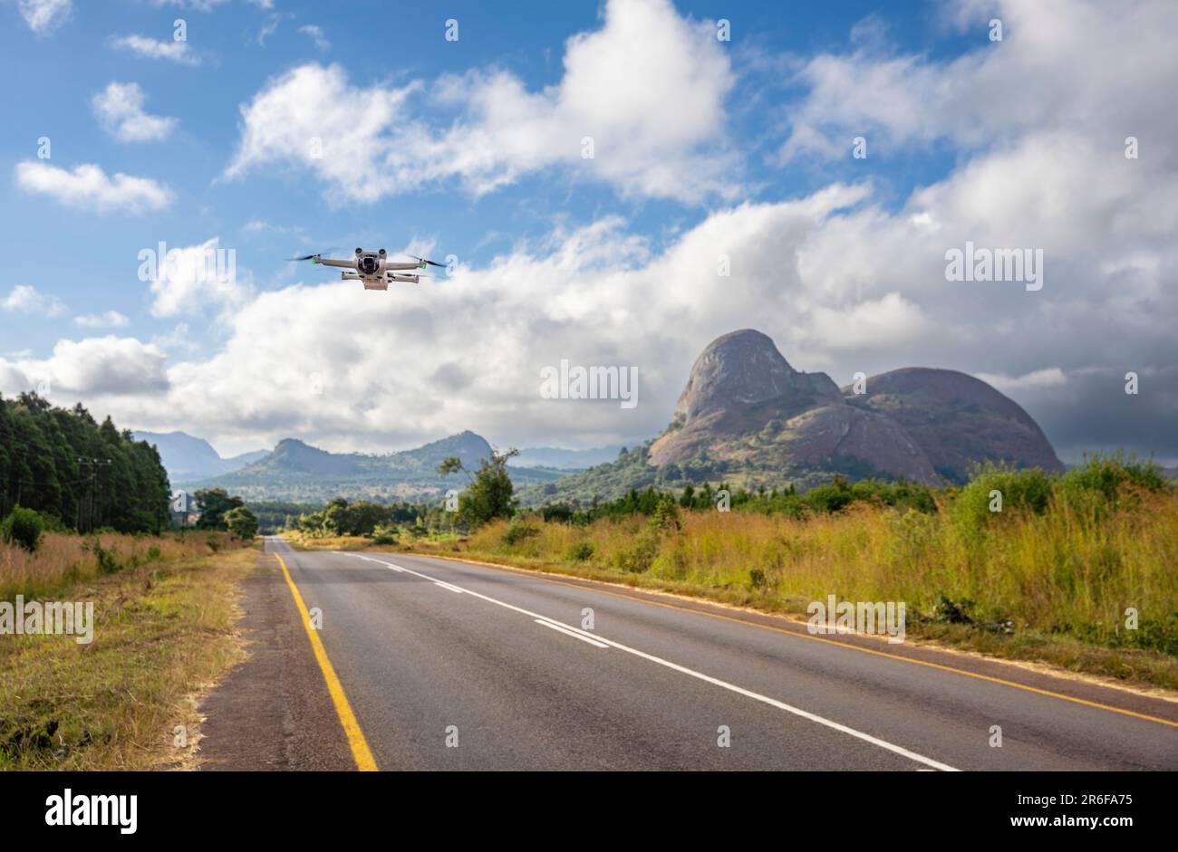 DJI Mini Pro 3 Drohne (UAV) fliegt nahe Elephant Rock, Malawi Stockfoto