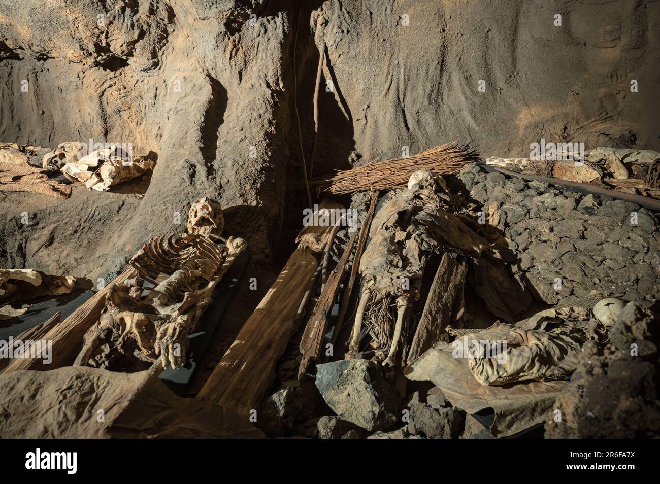 Entdeckung eines antiken kommunalen Grabes in einer Höhle mit antiken menschlichen Skeletten Stockfoto