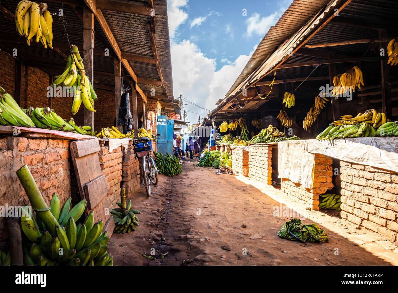Eine Marktstraße in Mzuzu, Malawi, mit Bananen zum Verkauf Stockfoto