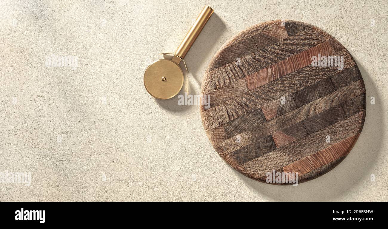 Alte Pizzabrette und Messer auf Sandsteintextur Stockfoto