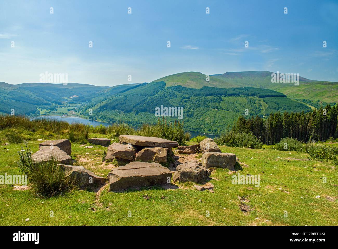 Eine atemberaubende Aussicht auf den Hügel von Waun Rydd und den oberen Teil des Talybont Reservoirs im Bannau Brycheiniog (Brecon Beacons) Stockfoto