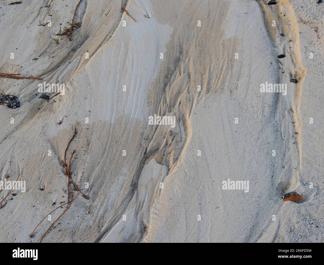 Brauner und weißer Sandtexturgrund mit wirbelnden Elementen und Rillen. Stockfoto