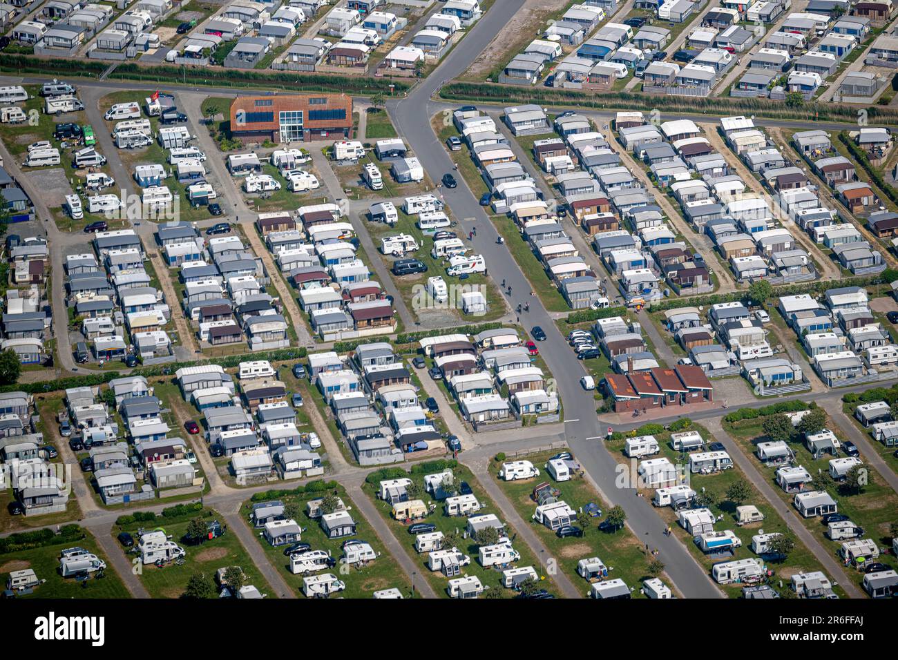 09. Juni 2023, Niedersachsen, Neuharlingersiel: Zahlreiche Wohnmobile stehen auf einem Campingplatz hinter dem Deich. Foto: Sina Schuldt/dpa Stockfoto