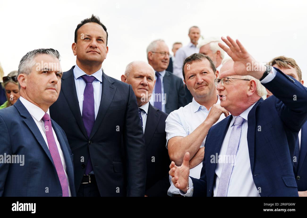 Taoiseach Leo Varadkar (zweite links) bei der offiziellen Eröffnung des Clonmel Sports Hub am TUS Clonmel Campus, Co. Tipperary. Der Premierminister hat die Herausforderungen dargelegt, denen sich Irland bei der Aufnahme von Zehntausenden von Flüchtlingen aus der Ukraine und anderen Teilen der Welt gegenübersieht. Foto: Freitag, 9. Juni 2023. Stockfoto