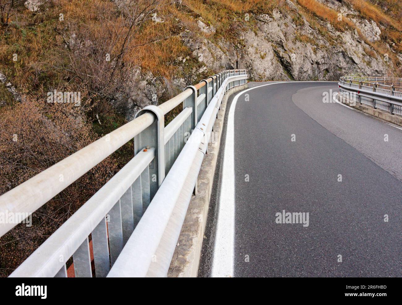 Straßenbrücke aus Metall Attika und Geländer, Comer See, Italien Stockfoto