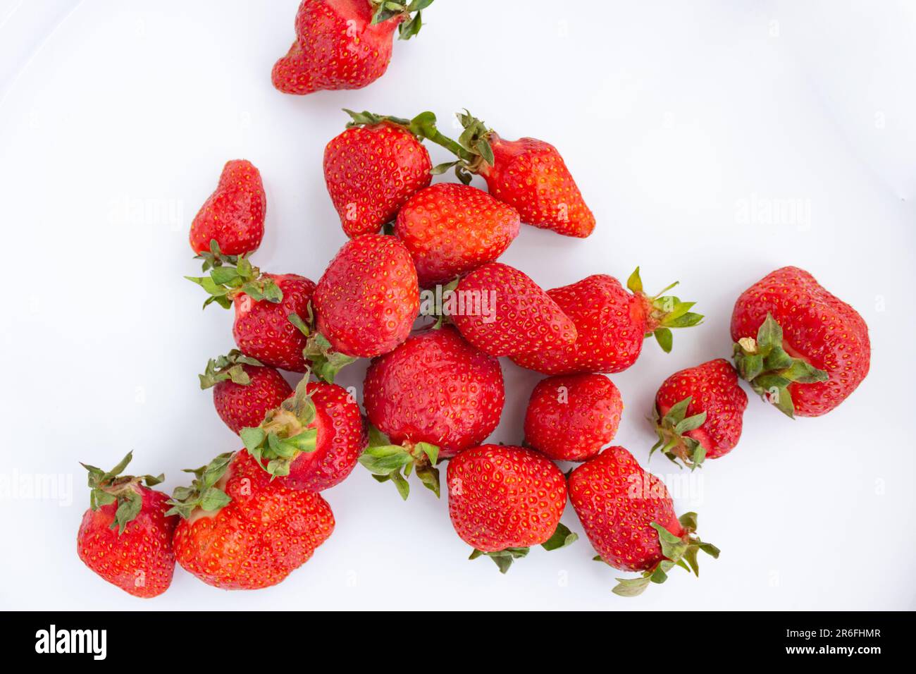 Große rote Erdbeeren auf weißem Hintergrund. Stockfoto