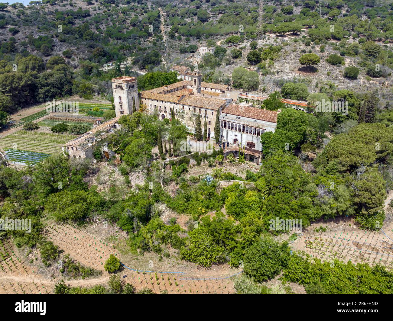 Luftaufnahme des Klosters Sant Jeroni de la Vall de Betlem oder Murta in der Provinz Badalona in Barcelona Spanien, Luftaufnahme Hauptfassade Stockfoto