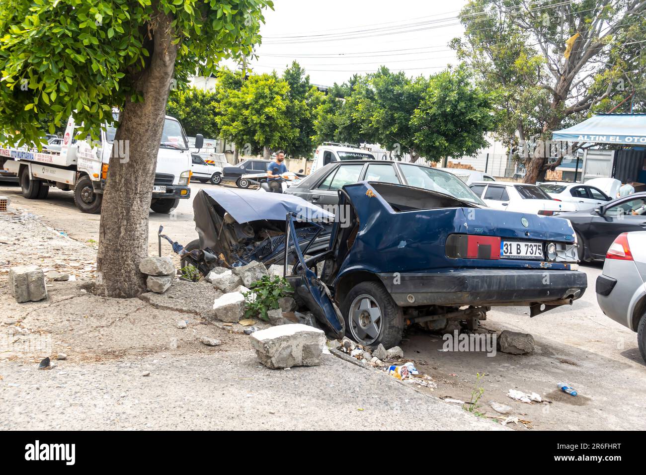 Zerstörtes Auto, zertrümmerte Autos, Schutt. Die türkische Stadt Antakya in der Provinz Hatay, Erdbeben nach dem Erdbeben. Truthahn Stockfoto