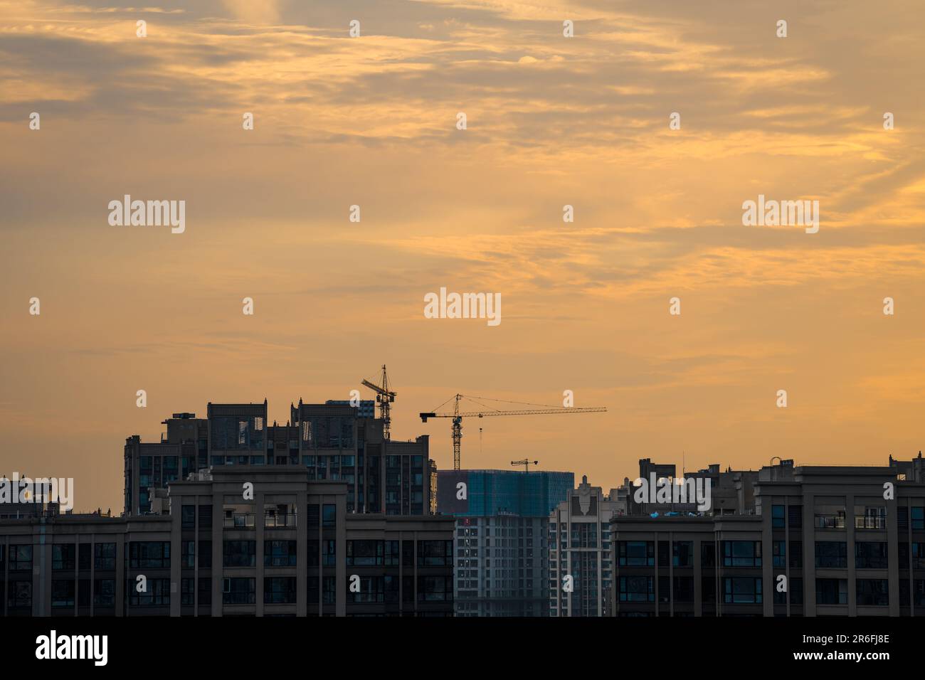 Moderne Wohngebäude in Chengdu bei Sonnenuntergang. Stockfoto