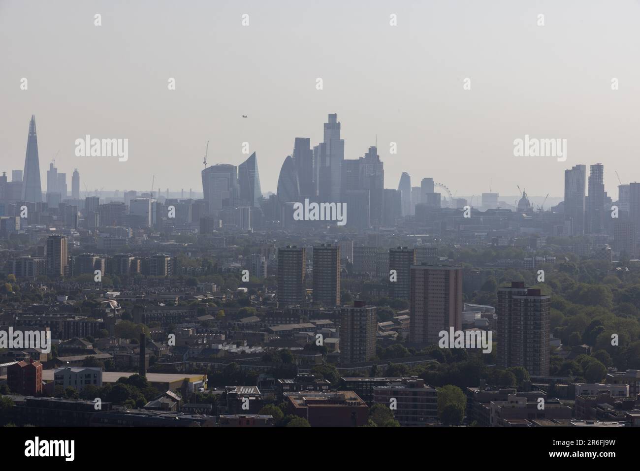 Blick über East London in Richtung City of London an einem verschmutzten Sommerabend, London, England, Großbritannien Stockfoto