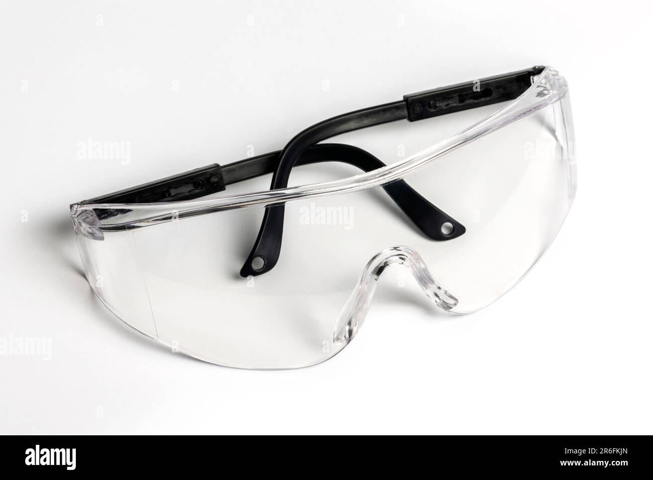 Schutzbrille aus Kunststoff auf weiß. Schutzbrille Stockfoto