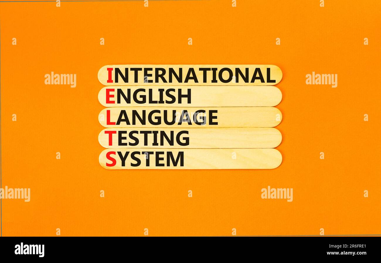 IELTS-Symbol. Konzeptbegriffe IELTS internationales englischsprachiges Testsystem auf Holzstab. Wunderschöner orangefarbener Hintergrund. Business IELTS internati Stockfoto