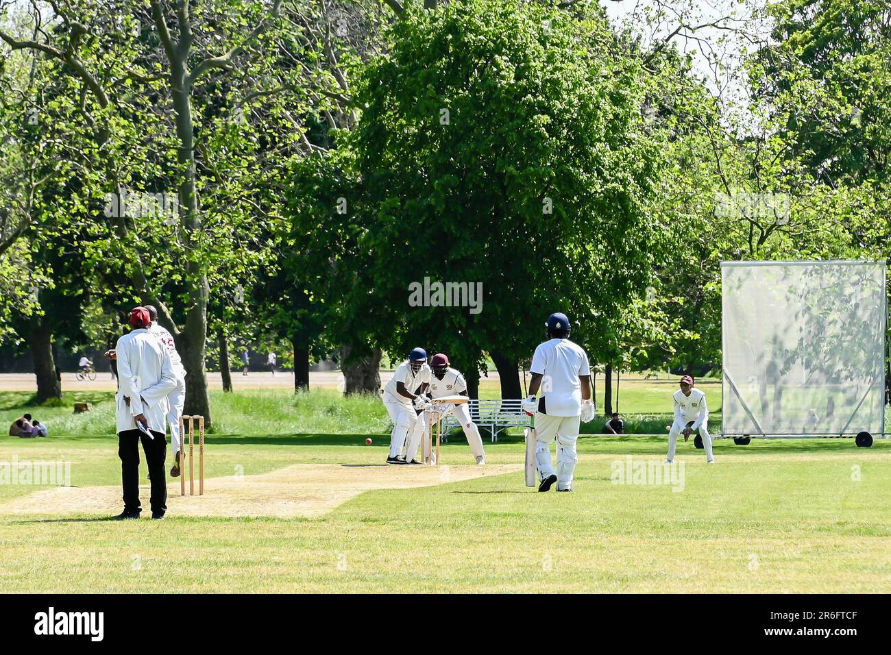 Cricket Batting Bowler Action Cricket Spiel im Londoner Park Spiel Schlagmann Bowler Actionfoto Stockfoto