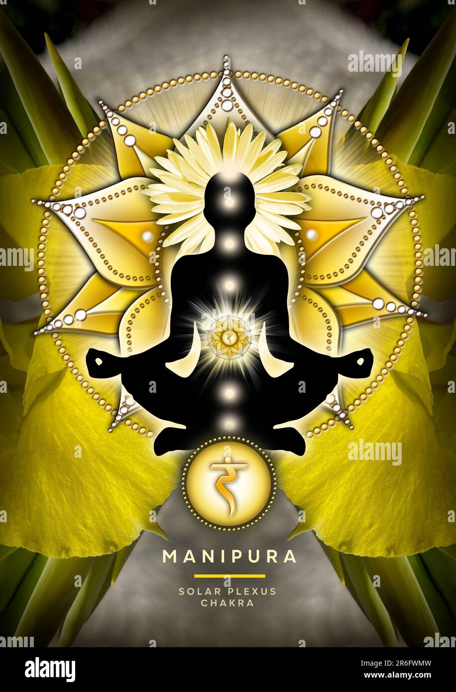 Solarplexus-Chakra-Meditation in Yoga-Lotus-Pose, vor dem Manipura-Chakra-Symbol. Friedliche Einrichtung für Meditation und Chakra-Energie-Heilung. Stockfoto