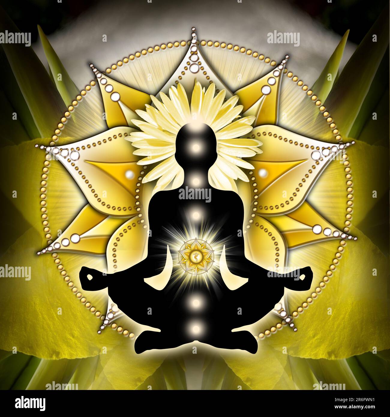 Solarplexus-Chakra-Meditation in Yoga-Lotus-Pose, vor dem Manipura-Chakra-Symbol. Friedliche Einrichtung für Meditation und Chakra-Energie-Heilung. Stockfoto