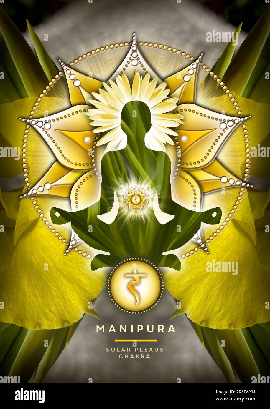 Solarplexus-Chakra-Meditation in Yoga-Lotus-Pose, vor dem Manipura-Chakra-Symbol. Friedliche Einrichtung für Meditation und Chakra-Energie-Heilung. Stockfoto