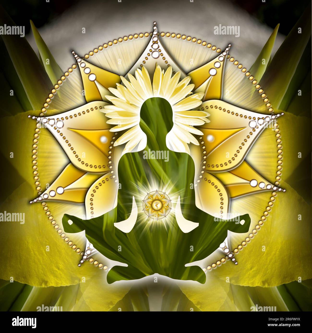 Solarplexus-Chakra-Meditation in Yoga-Lotus-Pose, vor dem Manipura-Chakra-Symbol. Friedliche Einrichtung für Meditation und Chakra-Energie-Heilung. Stockfoto